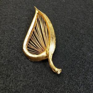 Vintage Gold tone Open Wire Leaf Brooch
